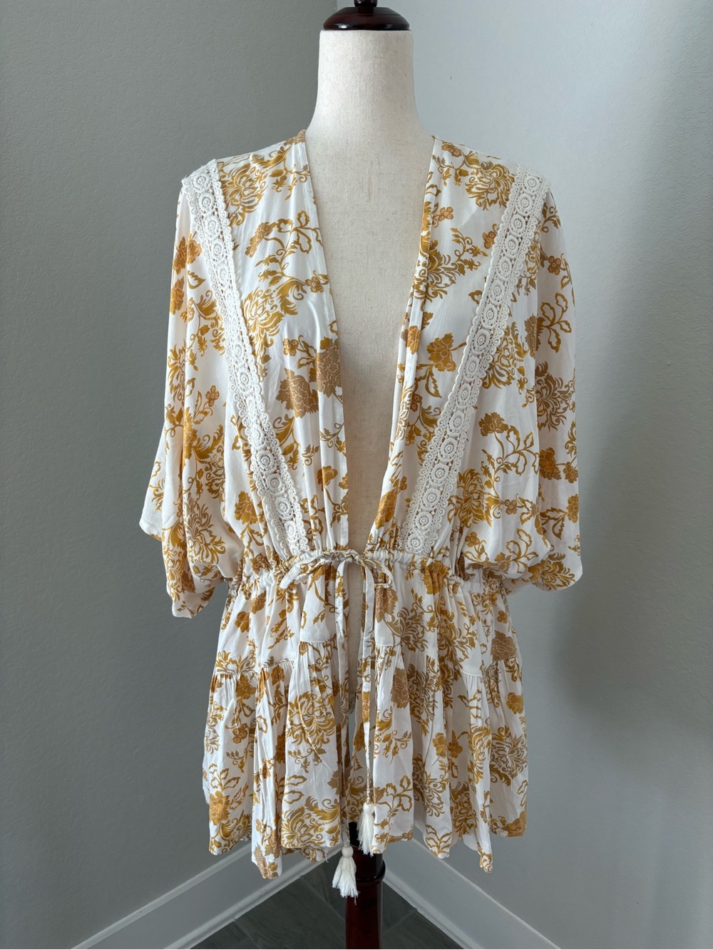 Torrid Floral Tie Front Kimono Top Crochet Detail Lace Trim Yellow Scroll Size 2